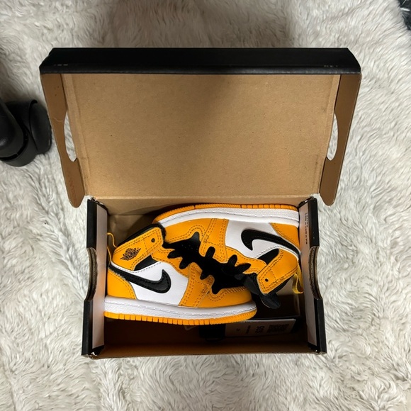 Jordan 1 Mid TD Taxi Size US 4. - Picture 1 of 4
